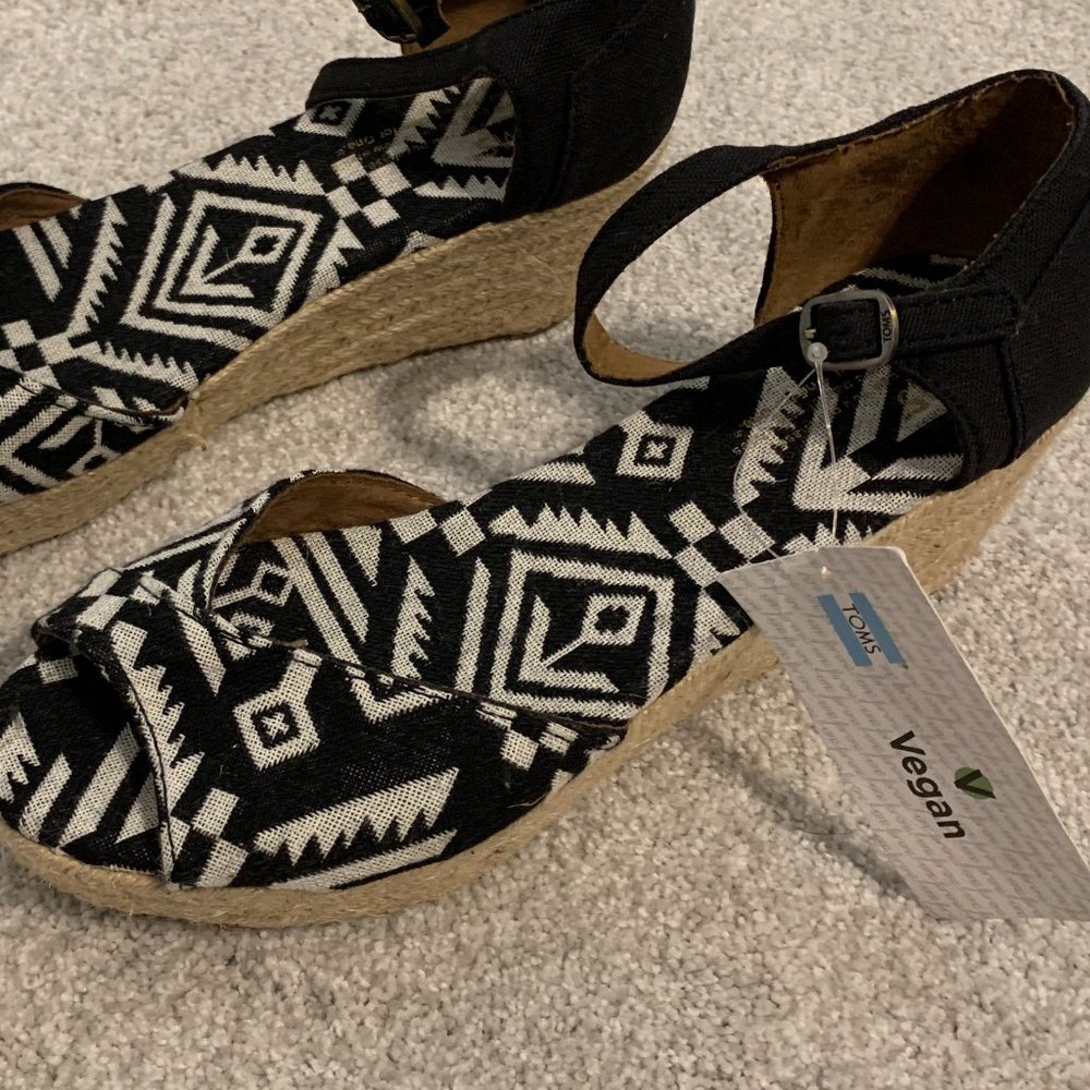 Toms Tribal Wedge NWT